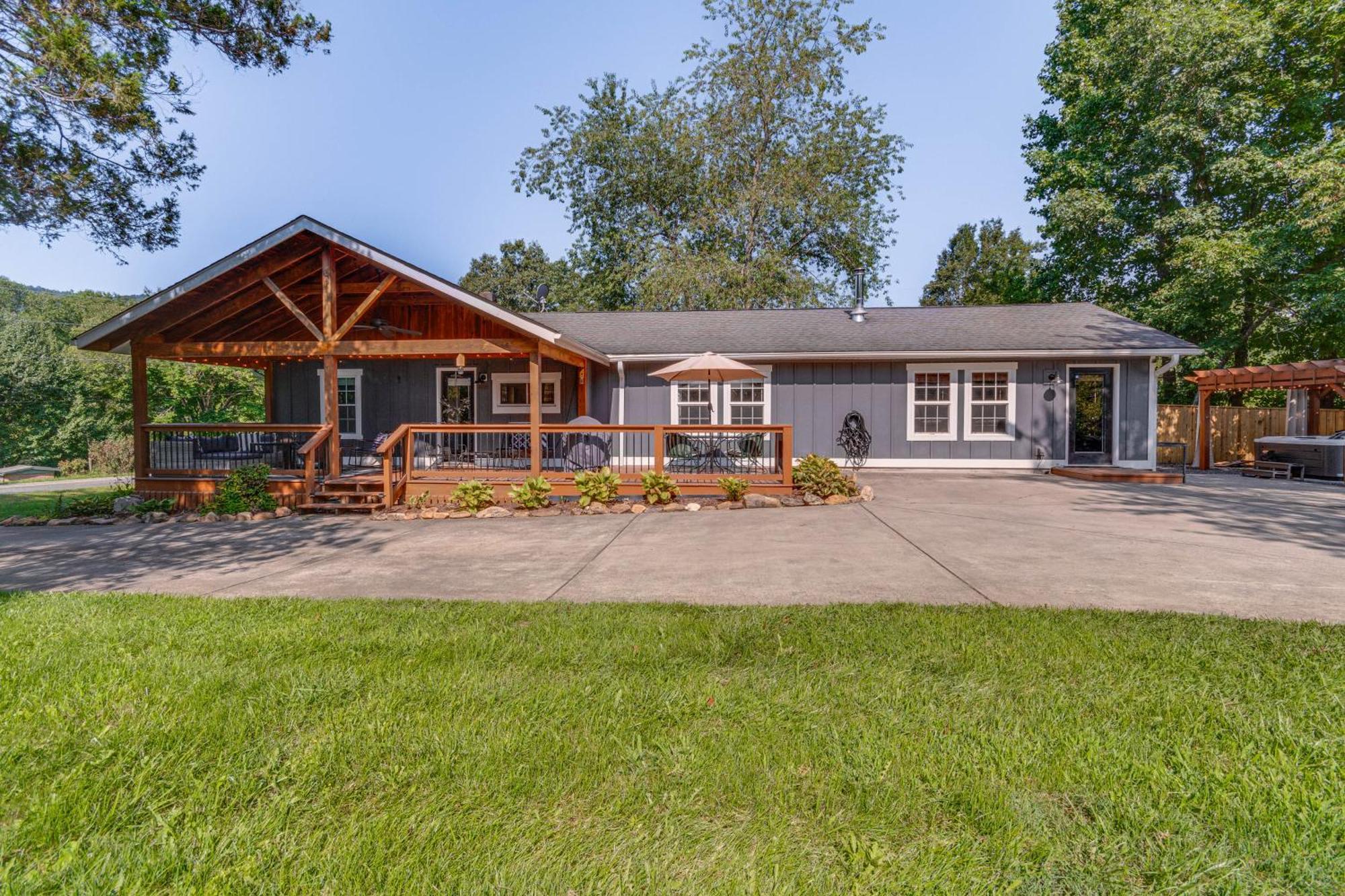 Cozy Cottage With Hot Tub Less Than 4 Mi To Black Mountain! Swannanoa Luaran gambar